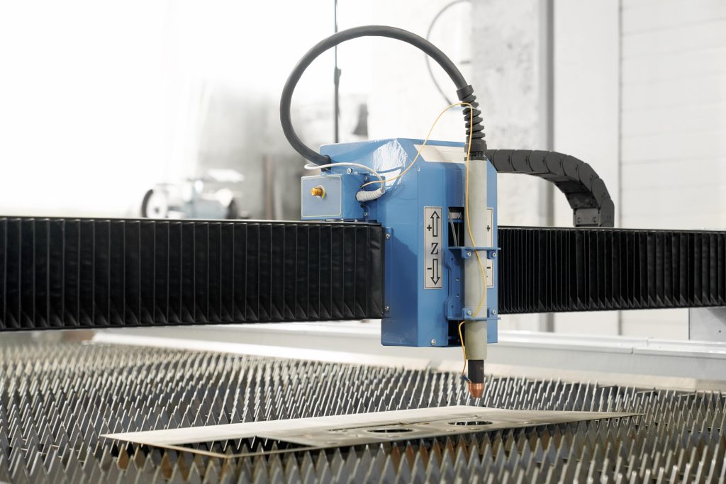 photo d'une machine de découpe laser, dans un articles sur les tendances de la découpe laser